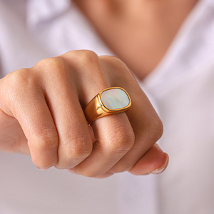 Cute Mothers Day Gifts: 5 Thoughtful Signet Rings She’ll Treasure
