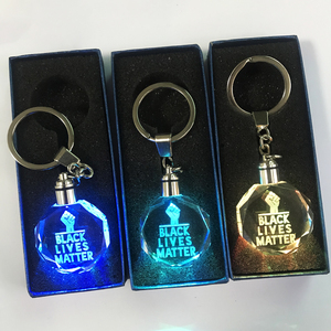 Pas cher personnalisé 3D laser Black Lives Matter verre led porte-clés en cristal avec George <span class=keywords><strong>Floyd</strong></span> photo - Product Image 3