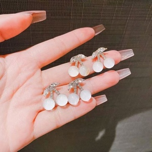 ต่างหูมุกเชอร์รี่ประดับหินตาแมว ดีไซน์น่ารักหวานๆ ชุบทอง 14K ทำจากโลหะผสมสังกะสี เหมาะสำหรับงานปาร์ตี้ ทันสมัย - Product Image 6