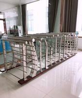 Rampe d'escalier de balcon en acier inoxydable sur mesure avec usinage CNC SUS 304, design industriel, fixation au sol, certifiée CE