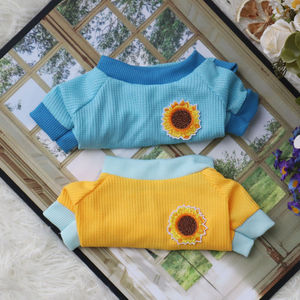 Suéter de punto gofrado con diseño de girasol para gatos y perros, amarillo y azul, ropa para mascotas de poliéster - Product Image 2