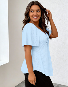 Haut peplum décontracté bleu clair à col en V, devant torsadé, manches volantées, broderie ajourée, grande taille – Tunique d'été - Product Image 2