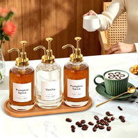 Bandeja de madera, dispensador de jarabe de café, dispensador de jarabe de café con bomba y bandeja de bambú, botellas de jarabe de café con bomba dorada