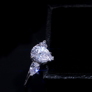 Anello di Moda con Zircone a Goccia, Elegante Gioiello di Fidanzamento per Donne, Design Moderno per Uso Quotidiano - Product Image 3