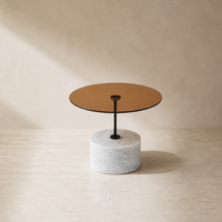 Table basse ronde en marbre blanc naturel Jazz avec plateau en verre fumé ambre, base sculpturale en forme de tambour, luxe, personnalisable
