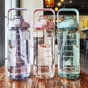 200 pièces logo personnalisé sans BPA 2l demi-gallon en plastique transparent bouteille d'eau de sport en plastique transparent avec marqueur de temps et paille pour salle de sport
