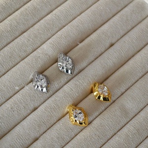 ต่างหูแบบติดหูทรงวงรีเรขาคณิตโบราณสไตล์ยุโรป-อเมริกัน ประดับเพชรซิร์คอน ดีไซน์เรียบง่าย วัสดุทองเหลือง เหมาะสำหรับงานปาร์ตี้ - Product Image 3