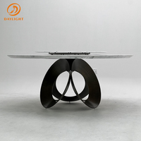 Table à manger de luxe au design moderne avec plateau en céramique en pierre frittée et base ronde en acier noir thermolaqué pour mobilier de salle à manger