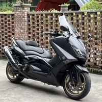 Motocicleta Yamaha TMAX530 de Segunda Mano |   Motor de Dos Cilindros en Paralelo de 530cc |   34kW de Alto Torque |   Velocidad máxima de >80 km/h |   Origen Japón