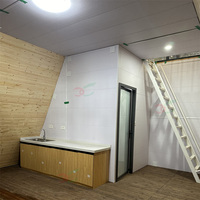 Cabane triangulaire en structure acier avec terrasse, double étage, aspect bois, chalet de luxe pour complexe hôtelier, maison préfabriquée