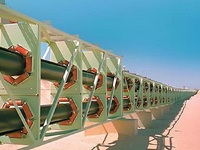 Convoyeur à bande en acier inoxydable à vitesse réglable professionnel, conçu pour les lignes de production de l'industrie cimentière