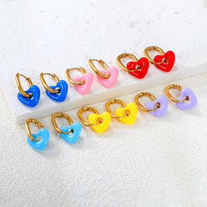 Pendientes Huggie de resina en forma de corazón para mujer, accesorios de joyería coloridos para uso diario - Product Image 1