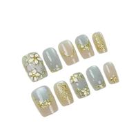 Ongles bleu brumeux à motif géométrique animalier, style français court, fleurs dorées, texture luxueuse haut de gamme