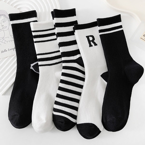 Calzini da Donna Autunno Inverno, Lavorati a Maglia con Righe e Lettere, Stile Skateboard e College, Vendita all'Ingrosso - Product Image 1