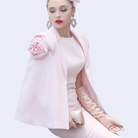 Abrigo de capa a medida Chi personalizado de alta calidad, chaqueta de solapa con chal rosa y hombros acolchados con flores, traje con estilo y vestido ajustado