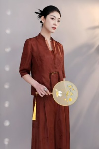 Vêtements pour femmes traditionnels <span class=keywords><strong>chinois</strong></span> en soie de mûrier rouge vin moderne et élégant pour l'automne et le printemps bas confortable - Product Image 2