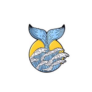 Pin de Solapa con Diseño de Pequeña y Linda Ballena Submarina y Olas del Mar, Promocional, de Esmalte Suave y Duro, Chapado en Oro, Artesanía Metálica - Product Image 1