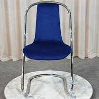 Chaise de salle à manger cantilever moderne en velours bleu roi avec structure en métal chromé, dossier haut et design ouvert pour la maison, la salle à manger et les banquets de restaurant