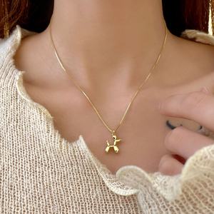 Collier pendentif en forme de chien mignon plaqué or en gros - Product Image 5