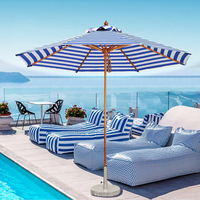 Parasol à mât central en aluminium imitation bois à long manche, base en marbre, design rayé pour terrasses extérieures et salons de thé.