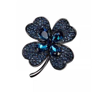 Broche de trébol de cristal de estilo coreano de gama alta de lujo elegante, accesorios para traje de boda, alfileres de ropa de nicho de lujo para mujer, perfecto - Product Image 1