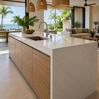 Meuble de cuisine en contreplaqué marin tropical sur mesure, résistant à l'humidité, îlot cascade, meuble de villa moderne