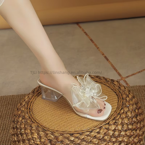รองเท้าส้นสูงคริสตัลลายดอกไม้สไตล์แฟรี่สำหรับผู้หญิง ส้นหนา ใส่ได้ทั้งในและนอกบ้าน ไซส์ใหญ่ หัวเหลี่ยม ส้นกลาง รองเท้าแตะแบบหนีบ สำหรับฤดูร้อน - Product Image 1