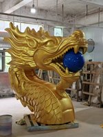 Goldene Glasfaser Chinesische Drachenkopf-Skulptur mit Roter Perle