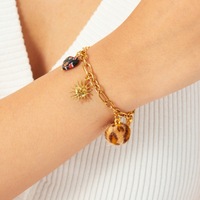 Nouveau bracelet à breloques tendance en acier inoxydable plaqué or 18 carats avec breloques soleil, cœur et pompon pour femme