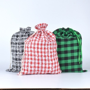 Sac à cordon en tissu écossais rouge et noir pour Noël, idéal pour les cadeaux de fête, l'emballage de bonbons et les cadeaux. - Product Image 3