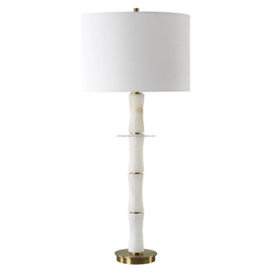 Lampe de table moderne en verre turquoise empilé avec base en laiton et cristal |   Éclairage audacieux de style côtier pour chambre d'hôtel - Product Image 3