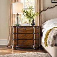 Lit capitonné de luxe de style américain classique avec tête de lit incurvée et garniture cloutée, taille King, mobilier de chambre pour villa