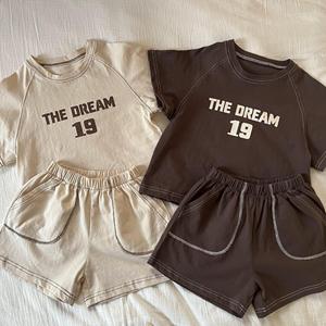 Completo Sportivo Estivo per Bambini e Bambine, Nuovo Abbigliamento Casual con Stampa di Lettere e Maniche Corte - Product Image 1