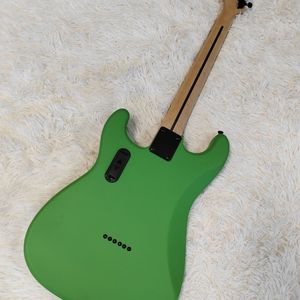 Guitare verte avec micros actifs, mécaniques de réglage verrouillables, excellent rapport qualité-prix, qualité professionnelle - Product Image 3