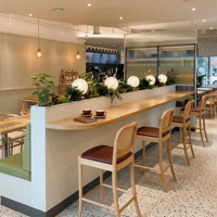 Ensemble de mobilier de restaurant et café de luxe moderne, table haute en bois et tabourets en rotin avec dossier en cuir, service personnalisé