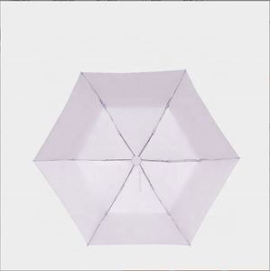 Parapluie compact et abordable au design européen, manuel, pliant en trois, en polyester, avec couleurs assorties, ultra léger, en alliage, 6 baleines, 8K, diamètre ouvert 90 cm - Product Image 4
