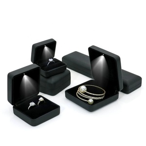 Boîte d'emballage carrée en cuir PU EVERWIN avec lumière LED pour bracelet, étui de rangement pour bijoux, coffret cadeau élégant pour bracelet et collier - Product Image 2