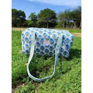 Sac de voyage matelassé en coton fait main, léger, intérieur spacieux, construction durable, imprimé élégant, parfait pour les voyages et la salle de sport - Product Image 3