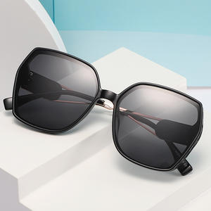 Gafas de Sol Polarizadas Tr Personalizadas a la Moda para Mujer, Estilo Coreano, Montura Grande Negra, Protección UV400, Estilo Instagram - Product Image 3