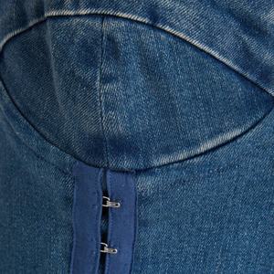 เดรสยีนส์สุดฮอตขายดีประจำปี 2025 สำหรับฤดูร้อน ดีไซน์เซ็กซี่ทันสมัย ทรงเข้ารูป แต่งดอกกุหลาบ 3 มิติ  แบบเปิดหลัง ความยาวมินิเดรสสำหรับผู้หญิง - Product Image 2