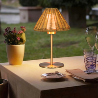 Moderne Minimalistische Nordische Kunst Batteriebetriebene Kabellose Tischlampe für Restaurant-Dekoration mit Austauschbarem Lampenschirm