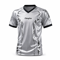 Maillot de football argenté métallisé, style techwear futuriste, vêtement de sport réfléchissant