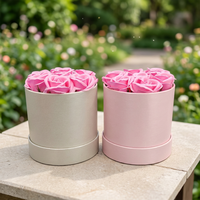 Boîte cadeau ronde en carton recyclé rose ivoire de luxe avec impression dorée et poignée en ruban