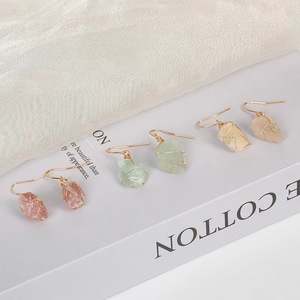 Nouvelles boucles d'oreilles transfrontalières pour femmes, simples, en cristal naturel, pierres irrégulières mélangées, créatives - Product Image 3