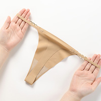 Sangle élastique de grande taille avec anneaux en métal Culotte taille basse avec dos en T Sous-vêtements en soie découpés au laser respirants sans couture Strings solides pour adultes