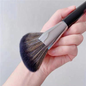 Pinceau de maquillage synthétique à manche en bois pour fond de teint, contouring des joues, estompage et application de correcteur - Product Image 3
