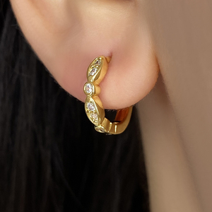 Pendientes de Aro Huggie de Moda con Baño de Oro de 18k y Circonitas 3A Impermeables para Mujer - Product Image 1
