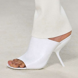 Nouvelles sandales mules à talons hauts pour femmes, originales et uniques, à bout carré ouvert, pour l'été, en cuir verni aux couleurs vives, personnalisables - Product Image 2