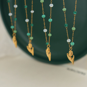 Collier personnalisé en acier inoxydable plaqué or 18 carats avec perles de cristal bleu-vert et pendentif fleur de tulipe pour filles - Product Image 5