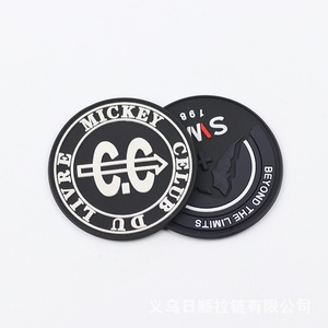 Patchs en PVC souple 3D personnalisés en forme de logo, badges en plastique avec dos adhésif - Product Image 3